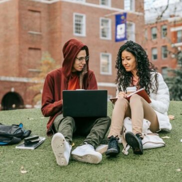 Počet žádostí o studentská víza pro závislé osoby klesl o 80 % kvůli zpřísnění pravidel