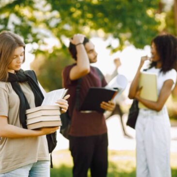 Britské univerzity čelí finanční zátěži, protože počty zahraničních studentských víz jsou na dvacetiletém minimu